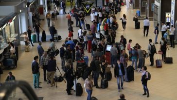 Cozi uriaşe pe aeroporturile din SUA după demisia a sute de agenţi de securitate