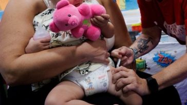 Un judecător suspendă reforma politicii vaccinării a vaccinoscepticului Robert Kennedy Jr. şi aplică o lovitură politicilor în domeniul sănătăţii ale administraţiei Trump