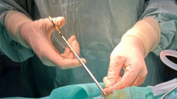 Intervenţie salvatoare a medicilor de la Spitalul Judeţean Arad pentru o tânără mamă de 29 de ani