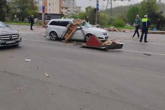 Efectele vântului puternic în judeţul Iaşi: acoperişuri smulse, copaci căzuţi, mai multe persoane fiind rănite