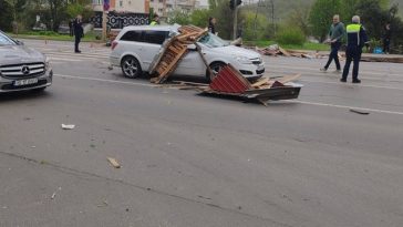 Efectele vântului puternic în judeţul Iaşi: acoperişuri smulse, copaci căzuţi, mai multe persoane fiind rănite