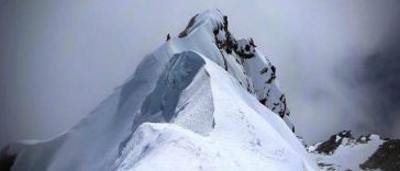Un bloc uriaş dintr-un gheţar blochează traseul spre Everest în plin sezon de ascensiune