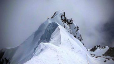 Un bloc uriaş dintr-un gheţar blochează traseul spre Everest în plin sezon de ascensiune