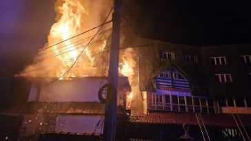 Brașov: Incendiu la o cabană de pe Valea Râșnoavei; intervenția - îngreunată de lipsa surselor de alimentare cu apă