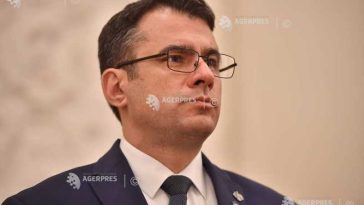 Pălărie: România a rămas ultimul dinozaur, cu un ziar ca buletin de vot