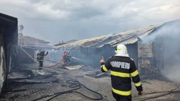 Hunedoara: Incendiul izbucnit la mai multe construcții civile din Orăștie a fost lichidat