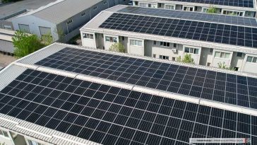 Galați: Primul parc fotovoltaic realizat de primăria municipiului, amenajat pe blocurile din cartierul Micro 17