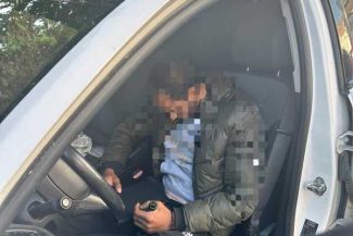 Gorj: Tânăr prins în timp ce dormea în unul dintre autoturismele din care încercase să fure