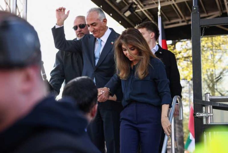 Fiul fostului șah al Iranului, stropit cu suc de roșii la Berlin