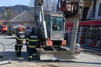 Argeș: Conductă de gaze avariată în timpul unor lucrări, la Rucăr; peste 100 de persoane – evacuate preventiv