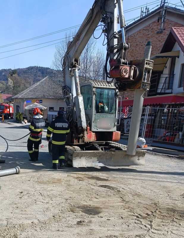 Argeș: Conductă de gaze avariată în timpul unor lucrări, la Rucăr; peste 100 de persoane – evacuate preventiv