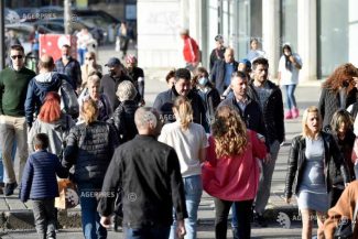 Opt din zece români taie cheltuielile neesențiale din cauza scumpirilor; 57% amână achiziții importante (sondaj)