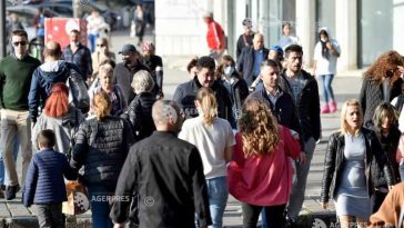 Opt din zece români taie cheltuielile neesențiale din cauza scumpirilor; 57% amână achiziții importante (sondaj)