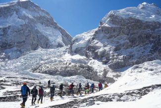 Deschiderea traseului de alpinism de pe Everest, amânată din cauza unui bloc uriaș de gheață