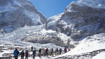 Deschiderea traseului de alpinism de pe Everest, amânată din cauza unui bloc uriaș de gheață