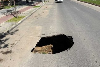 Ialomița: O porțiune din asfalt s-a prăbușit pe un bulevard din centrul municipiului Slobozia