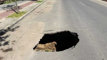 Ialomița: O porțiune din asfalt s-a prăbușit pe un bulevard din centrul municipiului Slobozia