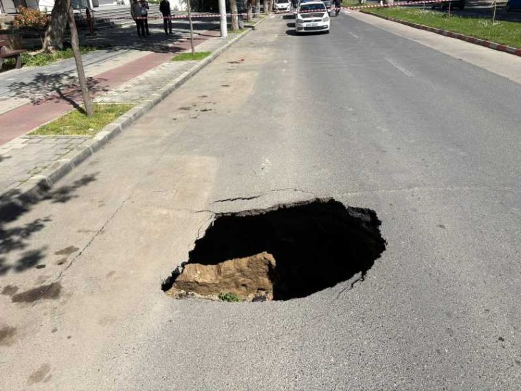 Ialomița: O porțiune din asfalt s-a prăbușit pe un bulevard din centrul municipiului Slobozia