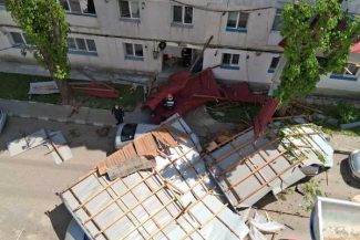 Vaslui: Bărbat în stare gravă după ce a fost lovit de un acoperiș căzut de pe un bloc din Huși