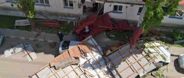 Vaslui: Bărbat în stare gravă după ce a fost lovit de un acoperiș căzut de pe un bloc din Huși