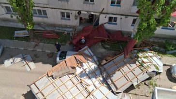 Vaslui: Bărbat în stare gravă după ce a fost lovit de un acoperiș căzut de pe un bloc din Huși