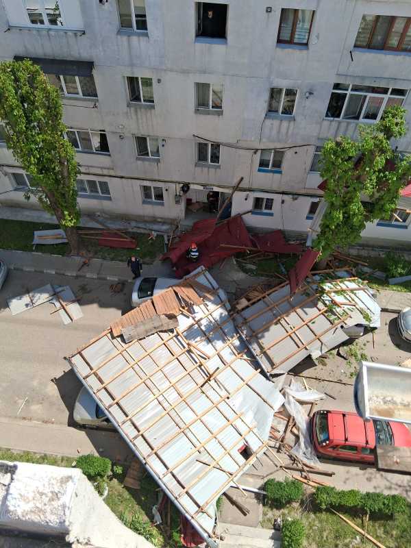 Vaslui: Bărbat în stare gravă după ce a fost lovit de un acoperiș căzut de pe un bloc din Huși