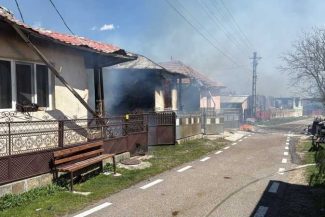 VIDEO UPDATE Vrancea: Incendiu la 11 case de lemn din Soveja; forțele de intervenție au fost suplimentate