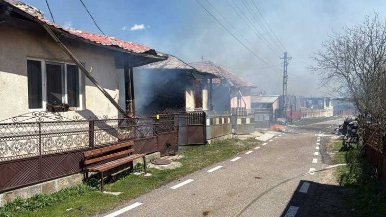 VIDEO UPDATE Vrancea: Incendiu la 11 case de lemn din Soveja; forțele de intervenție au fost suplimentate