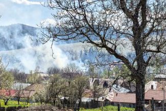 VIDEO Incendiu în Soveja/ Mesaj RO-ALERT pentru degajări mari de fum