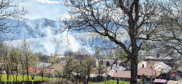 VIDEO Incendiu în Soveja/ Mesaj RO-ALERT pentru degajări mari de fum