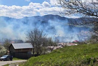 Incendiu la Soveja/ Pompieri din mai multe județe au fost mobilizați să intervină; mesaje RO-ALERT