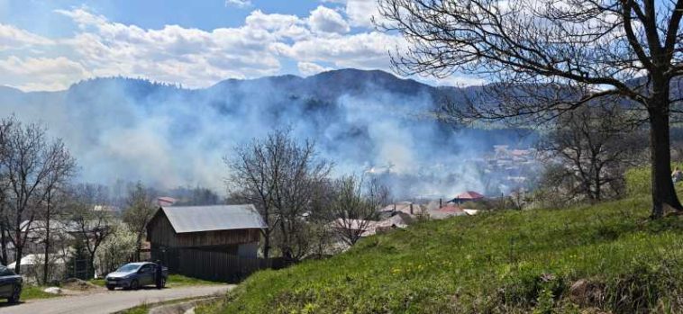 Incendiu la Soveja/ Pompieri din mai multe județe au fost mobilizați să intervină; mesaje RO-ALERT