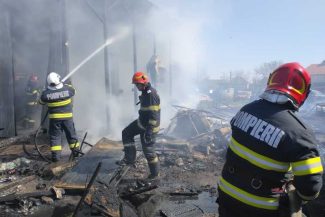 VIDEO Incendiu la Soveja/ Pompieri din mai multe județe au fost mobilizați să intervină; mesaje RO-ALERT