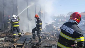 VIDEO Incendiu la Soveja/ Pompieri din mai multe județe au fost mobilizați să intervină; mesaje RO-ALERT