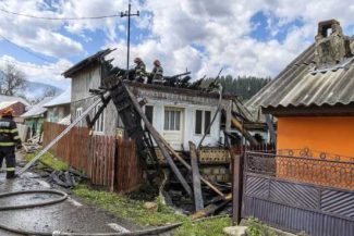 VIDEO Incendiu la Soveja/ Focul – extins la 14 gospodării; o persoană rănită, trei cu atacuri de panică