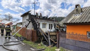 VIDEO Incendiu la Soveja/ Focul – extins la 14 gospodării; o persoană rănită, trei cu atacuri de panică