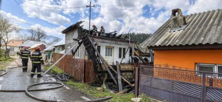 VIDEO Incendiu la Soveja/ Focul – extins la 14 gospodării; o persoană rănită, trei cu atacuri de panică