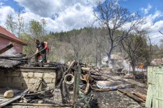 VIDEO Incendiu la Soveja/ Aproape 30 de locuințe afectate; 300 de persoane evacuate