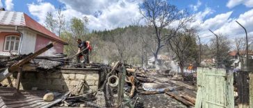 VIDEO Incendiu la Soveja/ Aproape 30 de locuințe afectate; 300 de persoane evacuate