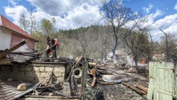 VIDEO Incendiu la Soveja/ Aproape 30 de locuințe afectate; 300 de persoane evacuate
