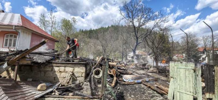 VIDEO Incendiu la Soveja/ Aproape 30 de locuințe afectate; 300 de persoane evacuate