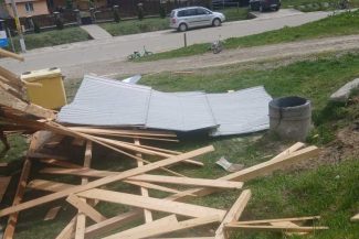 Neamț: Vântul puternic a smuls acoperișuri și a doborât copaci în Piatra-Neamț, Roman și Târgu-Neamț