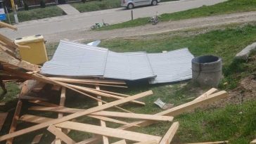 Neamț: Vântul puternic a smuls acoperișuri și a doborât copaci în Piatra-Neamț, Roman și Târgu-Neamț