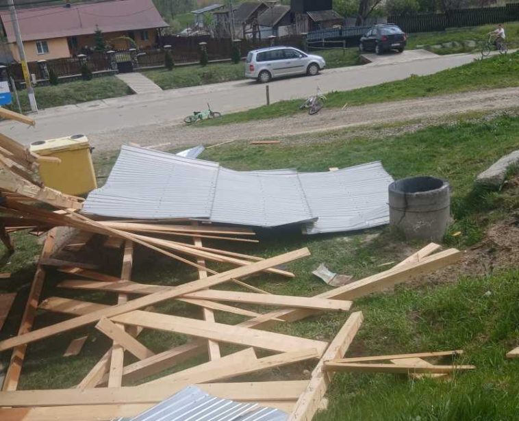 Neamț: Vântul puternic a smuls acoperișuri și a doborât copaci în Piatra-Neamț, Roman și Târgu-Neamț