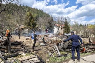 VIDEO Incendiu la Soveja/ Flăcările s-ar fi extins de la o bătrână care încerca să facă foc