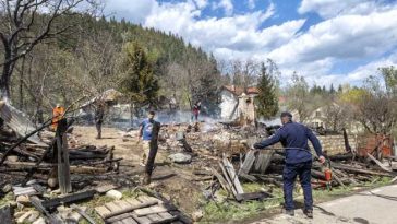 VIDEO Incendiu la Soveja/ Flăcările s-ar fi extins de la o bătrână care încerca să facă foc