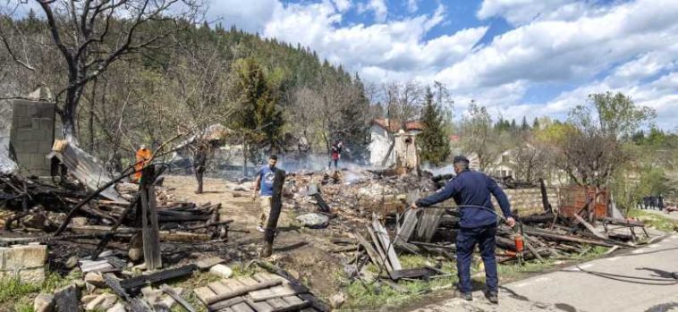 VIDEO Incendiu la Soveja/ Flăcările s-ar fi extins de la o bătrână care încerca să facă foc