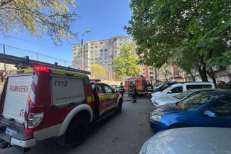 Timiș: Zeci de persoane evacuate în urma unui incendiu la etajul opt al unui bloc
