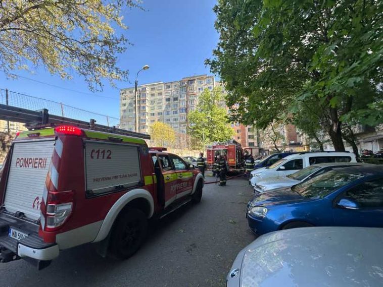 Timiș: Zeci de persoane evacuate în urma unui incendiu la etajul opt al unui bloc