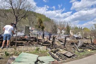 VIDEO Incendiu la Soveja/ CJ Vrancea a activat resursele pentru sprijinirea populației; 32 de gospodării afectate; pompierii lichidează focarele